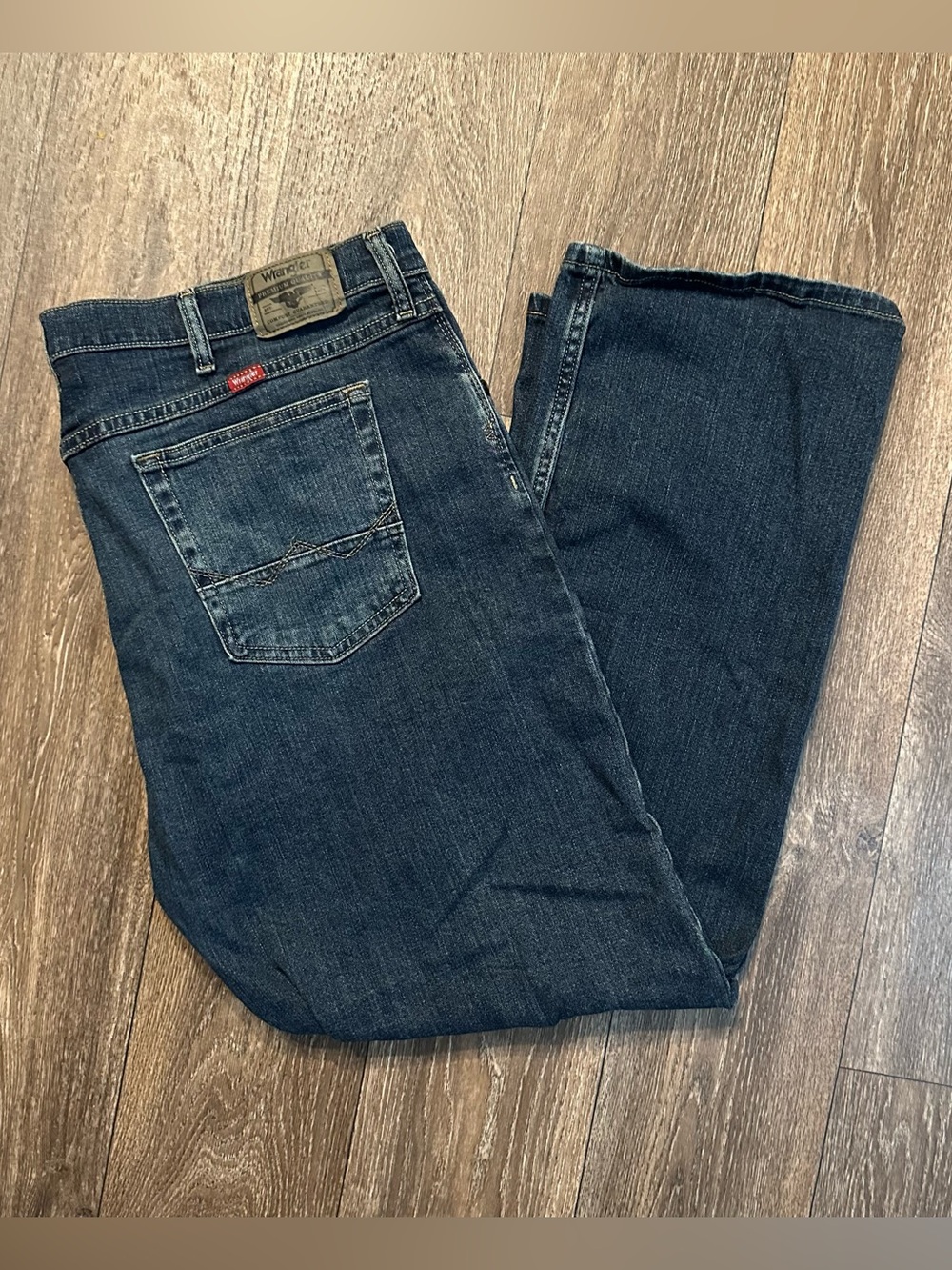 Relaxed bootcut dark wash Wrangler men’s jeans Sz 42x30